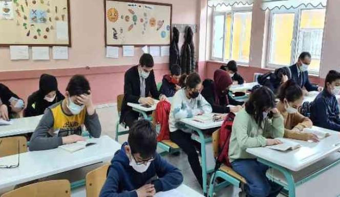 ÇEKEREK’TE ÖĞRENCİLERE DERSTE ZORUNLU KİTAP OKUMA ÖDEVİ
