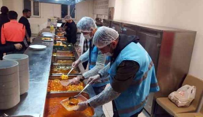 YEMEKHANELERDE ARTAN FAZLA YEMEKLER FUKARALARA DAĞITILIYOR