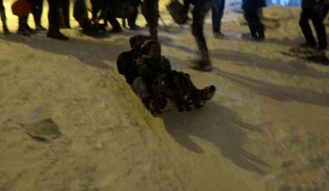Yozgat’ta tepsiyle kayak, çılgınca eğlence