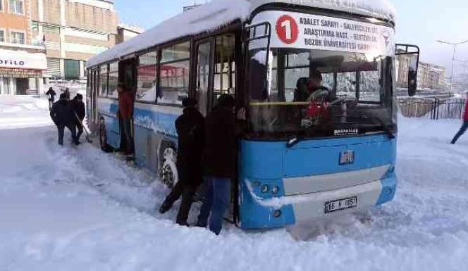 ÖZEL HALK OTOBÜSÜ TEMİZLENMEYEN YOLDA KARA SAPLANDI