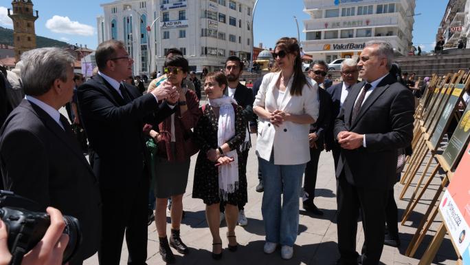 ÜNİVERSİTENİN  4  FARKLI SERGİSİ  AÇIK HAVADA  ZİYARETE SUNULDU