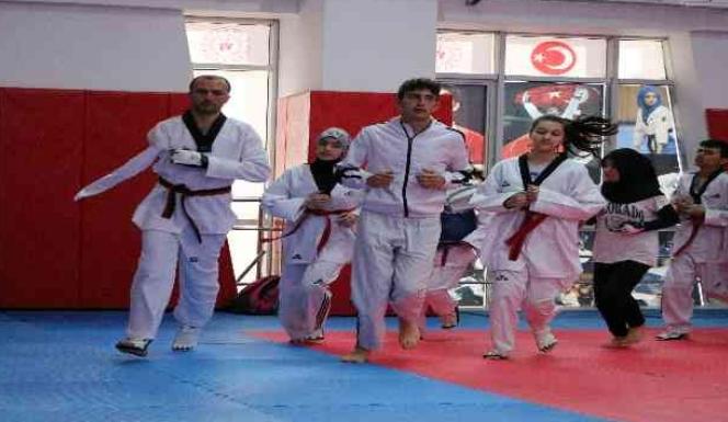 ENGELLİ TEKWANDOCU AZMİ İLE HERKESE ÖRNEK OLUYOR