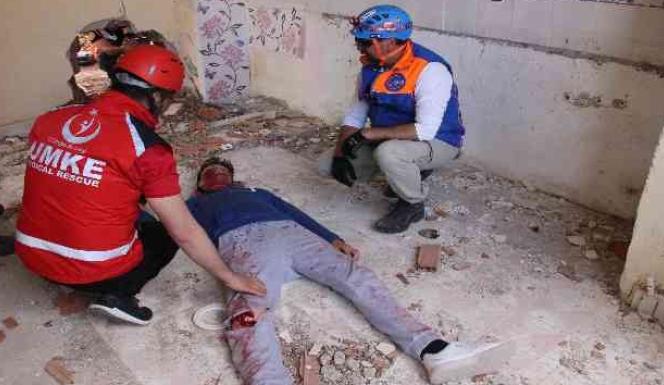 GERÇEĞİ ARATMAYAN DEPREM ve YANGIN TATBİKATI NEFES KESTİ