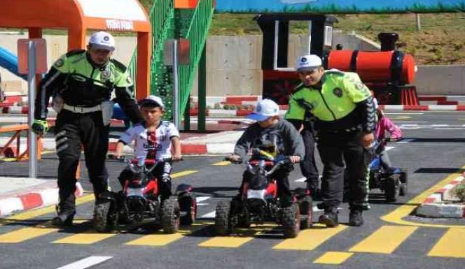 TRAFİK HAFTASINDA POLİS ABİLERDEN ÇOCUKLARA TRAFİK EĞİTİMİ