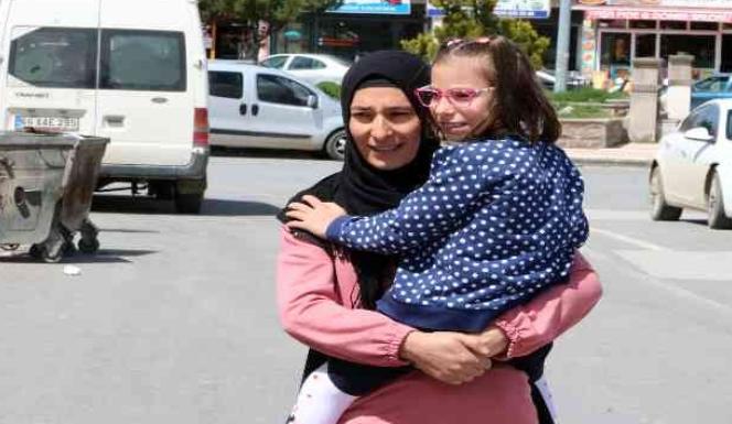 FEDAKAR ANNE ÖMRÜNÜ SEREBRAL (SP) HASTASI KIZINA ADADI