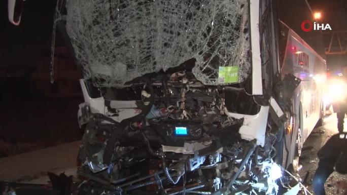 Çatalca’da servis otobüsü park halindeki tıra arkadan çarptı: 1'i ağır 2 yaralı