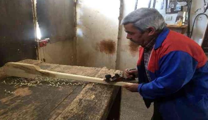 MARANGOZLUK MESLEĞİNİN SON TEMSİLCİSİ TEKNOLOJİYE DİRENİYOR