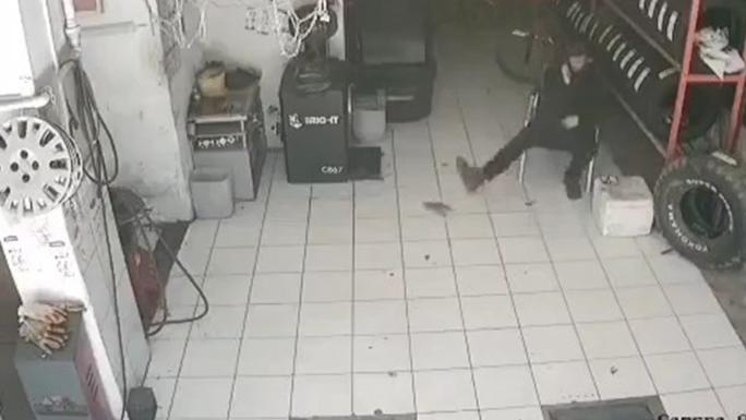 Oto lastikçinin fareyle imtihanı