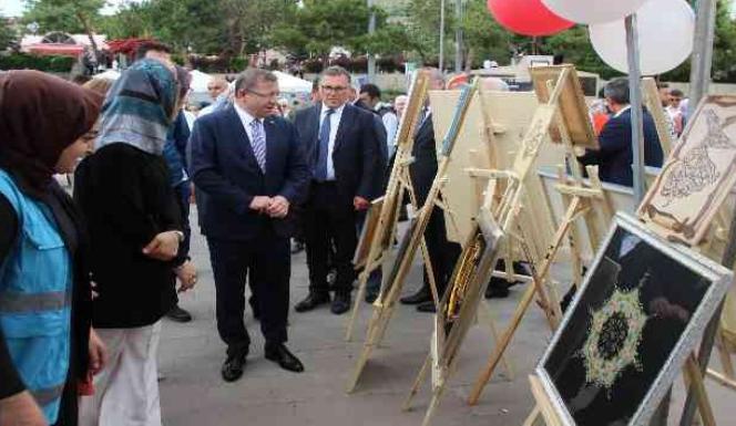 KYK’LI ÖĞRENCİLER, EL ÜRÜNLERİNİ MEYDANDA SERGİLEDİLER