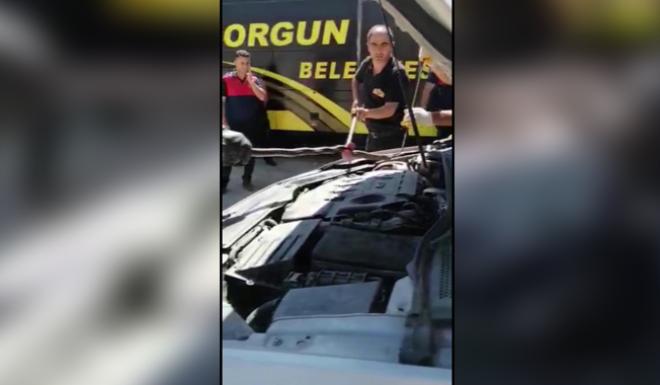 OTOMOBİLİN MOTORUNA GİREN YILANI İTFAİYECİLER GÜÇLÜKLE ÇIKARDI 