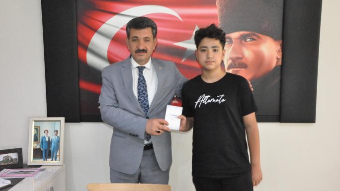 YERKÖY BELEDİYE BAŞKANINDAN BAŞARILI ÖĞRENCİLERE LGS ÖDÜLLERİ