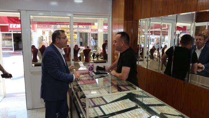 VALİ POLAT,CUMA NAMAZI SONRASI ESNAFLA DERTLEŞTİ