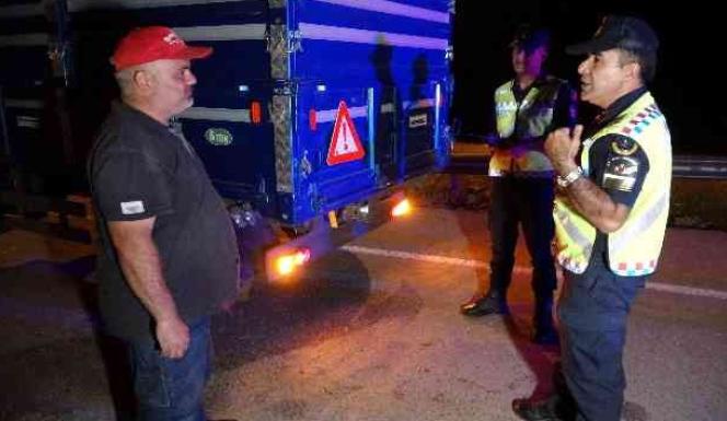 YOZGATTA TRAKTÖR ve BİÇERDÖVERLERE ‘REFLEKTÖR’ DENETİMİ