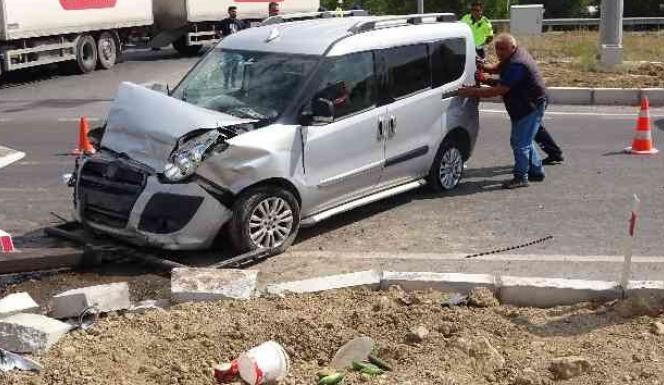 ALACA-ÇALATLI KAVŞAĞINDA FECİ KAZA..1’İ AĞIR  6 YARALI