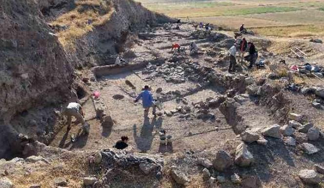 ÇADIR HÖYÜK YÖRESİNDE 2022 YILI KAZI ÇALIŞMALARINA BAŞLANDI