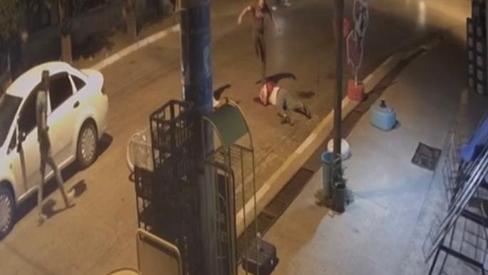 Sokak ortasında kavga: Öldüresiye dövüldü!