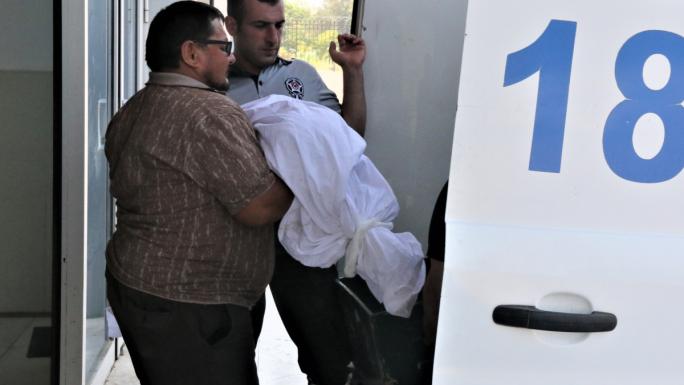 Balkondan düşerek hayatını kaybeden yeğenin cenazesini kollarında taşıdı