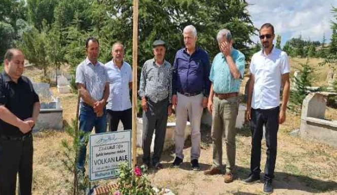 BIÇAKLANARAK ÖLDÜRÜLEN VETERİNER, MEZARI BAŞINDA ANILDI