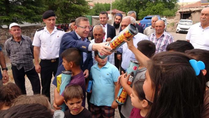 YOZGAT VALİSİ POLAT’DAN KÖYDEKİ ÇOCUKLARA HEDİYE YAĞMURU