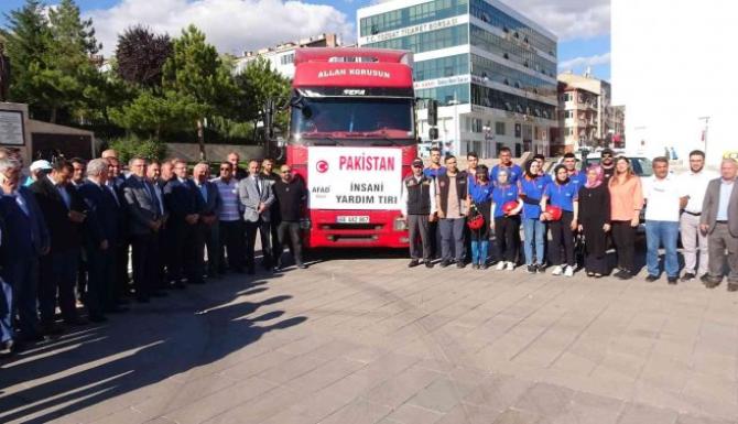 PAKİSTANLI SELZEDELERE TIR DOLUSU İNSANİ YARDIM SEVKİYATI