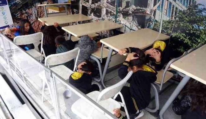 ÖĞRENCİLER DEPREM ANINI SİMÜLASYON TIRINDA YAŞADI