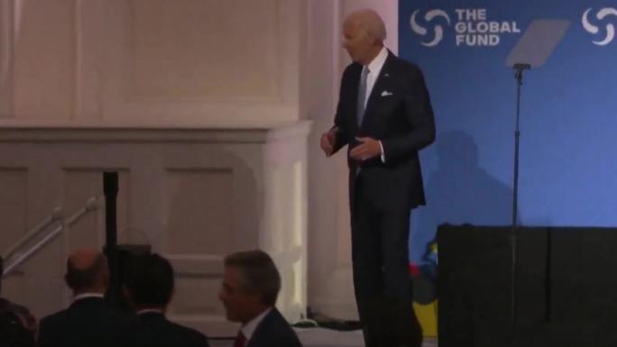 Biden'ın sahnedeki hareketleri sosyal medyada gündem oldu