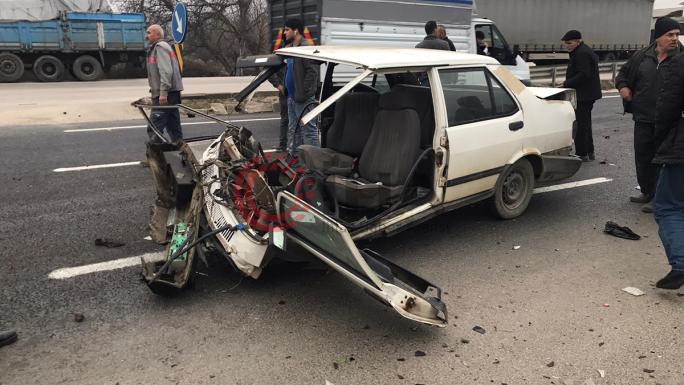 Bursa’da feci kaza: Otomobil ikiye bölündü, 3 kişi yaralandı