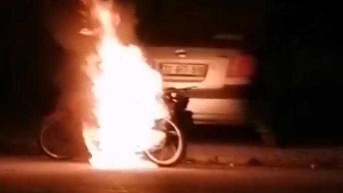 Motosiklet sokak ortasında alev alev yandı