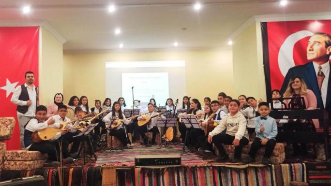 BU ÖĞRENCİLER SESLENDİRDİKLERİ TÜRKÜLERLE GÖNÜLLERİ TİTRETİYORLAR