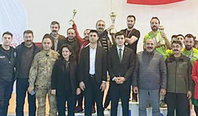 ÇAYIRALAN’DA DÜZENLENEN VOLEYBOL TURNUVASI İLGİ GÖRDÜ