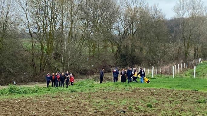 Sakarya’da korkutan kaza: Kanala uçan araç suya gömüldü