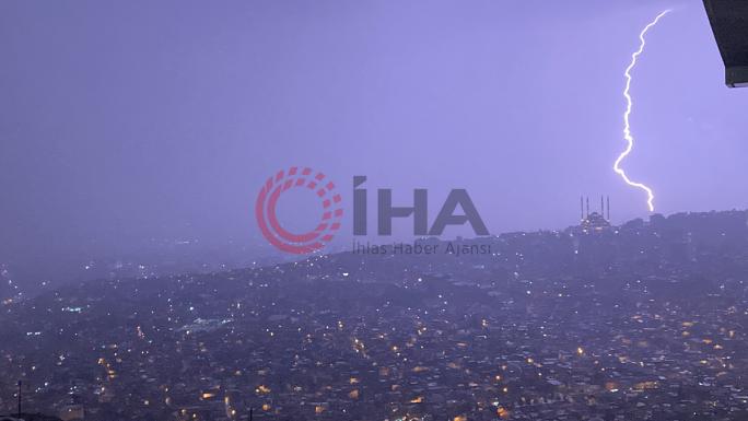 Kahramanmaraş’ta çakan şimşekler adeta geceyi gündüze çevirdi