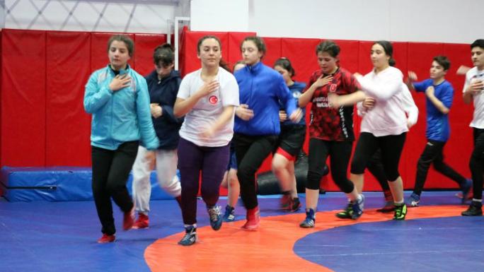 YOZGAT’IN KADIN GÜREŞÇİLERİ U 17 ŞAMPİYONASINA İDDİALI HAZIRLANIYOR