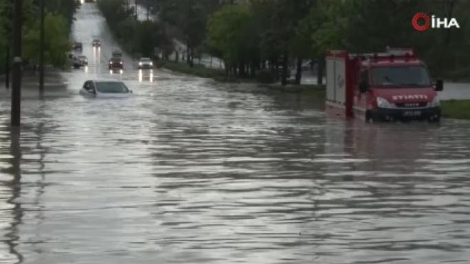 Göle dönen yolda arabasının içinde mahsur kalan kadın gözyaşlarına tutamadı