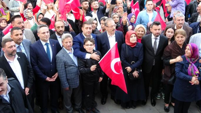 CUMHURİYET MEYDANINDA COŞKULU VE EĞLENCELİ KUTLAMA