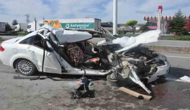 OTOMOBİL KAMYONA ARKADAN ÇARPTI: 1 ÖLÜ, 1 YARALI