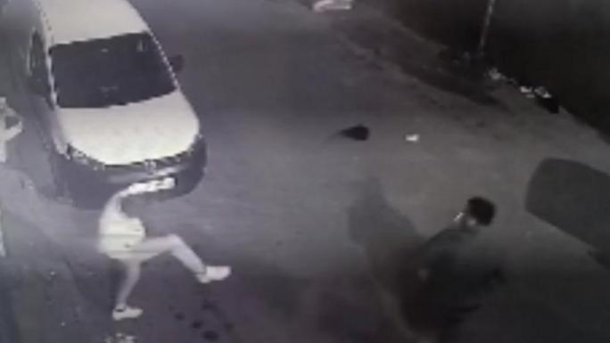 İstanbul’da silahlı 'yanlış yaptın' saldırısı kamerada: Arkadaşına kovanları toplattı