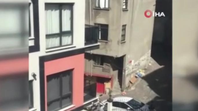 Kağıthane’de toplu arı paniği kamerada: Vatandaşlar pencereleri açamadı