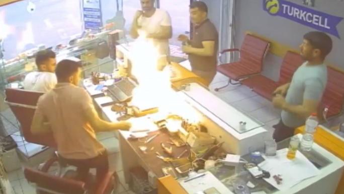 Cep telefonu bomba gibi patladı