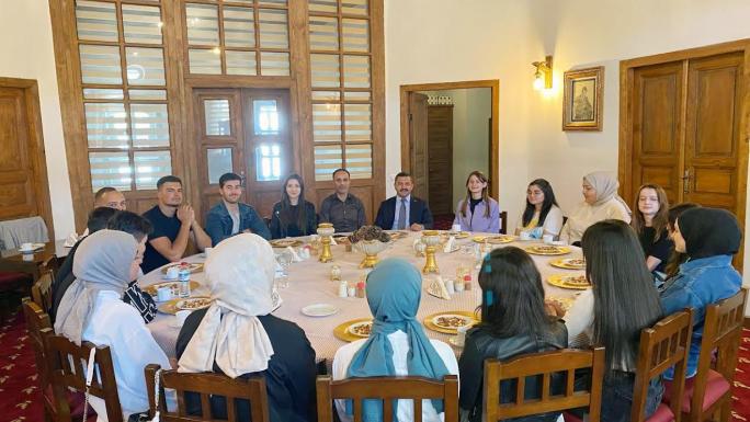 ÜNİVERSİTEYİ KAZANAN ÖĞRENCİLERDEN YALÇIN'A TEŞEKKÜR ZİYARETİ