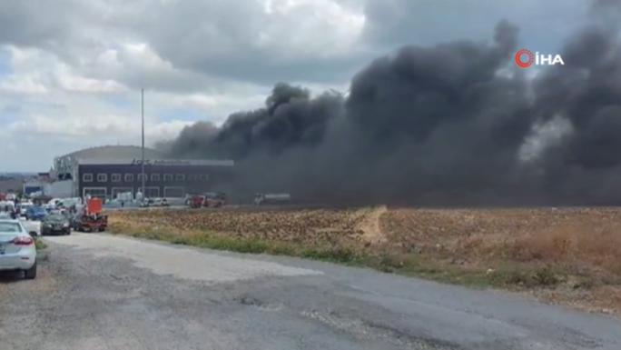 SİLİVRİ'DE FABRİKA YANGINI 