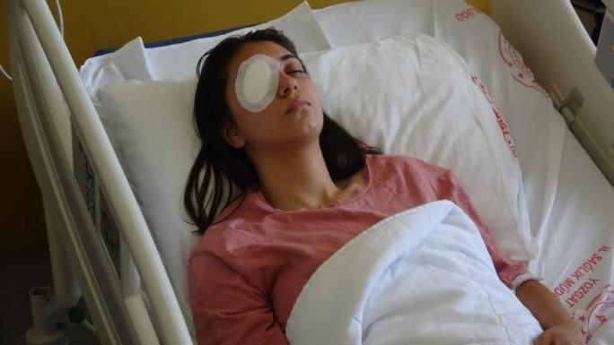 KENT MERKEZİNDE  ÇUKURA DÜŞEN LİSE ÖĞRENCİSİ GÖZÜNDEN YARALANDI