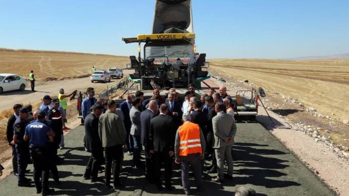 VALİ ÖZKAN KÖY YOLLARINDA ASFALT ÇALIŞMALARINI DENETLEDİ