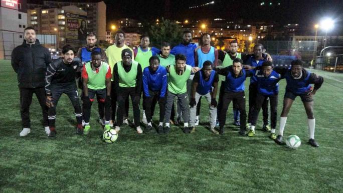 YOZGAT'TAKİ IRAK VE AFRİKALI GENÇLER FUTBOL TAKIMI KURDULAR