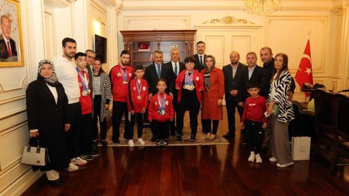 VALİ ÖZKAN YOZGAT'A MADALYALARLA DÖNEN YÜZÜCÜLERİMİZİ KUTLADI