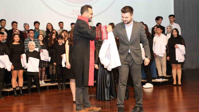 YOZGAT’TA DİŞ HEKİMİ ADAYLARI TÖRENLE BEYAZ ÖNLÜK GİYDİ