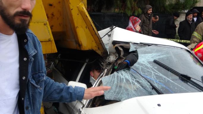 SULTANBEYLİ’DE HAFRİYAT KAMYONUNA ÇARPAN OTOMOBİLDE İKİ KİŞİ SIKIŞTI