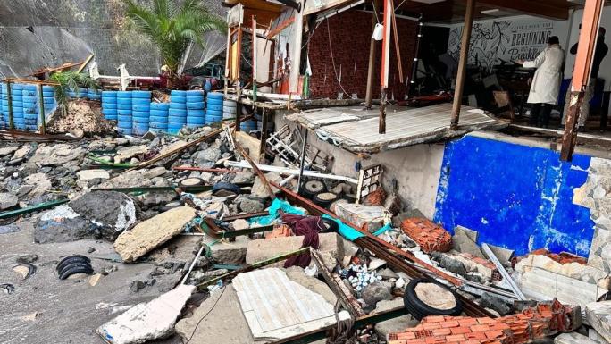 DALGALARIN VURDUĞU SARIYER GARİPÇE’DEKİ SON DURUM HAVADAN GÖRÜNTÜLENDİ 