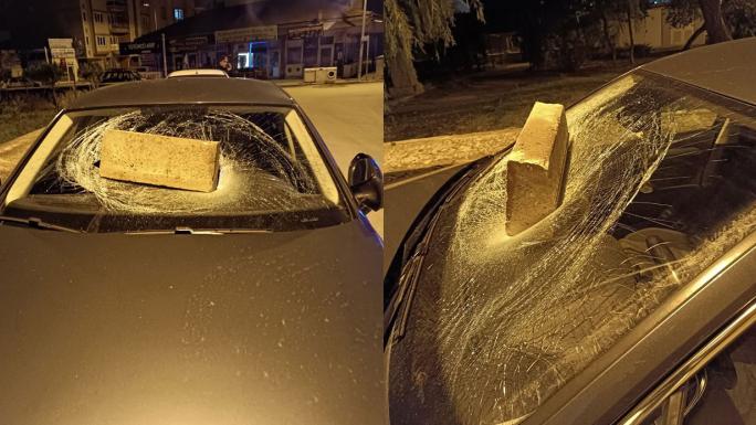 SİVAS’TA BİR GARİP OLAY, KALDIRIM TAŞINI OTOMOBİLİN CAMINA SAPLADI 