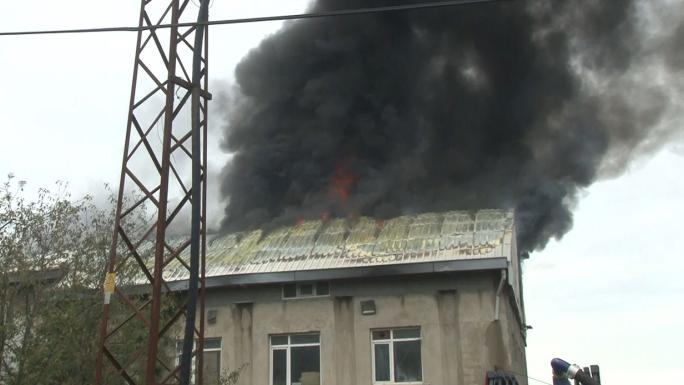 ARNAVUTKÖY’DE FABRİKADA KORKUTAN YANGIN, DUMANLAR GÖKYÜZÜNÜ SARDI 
